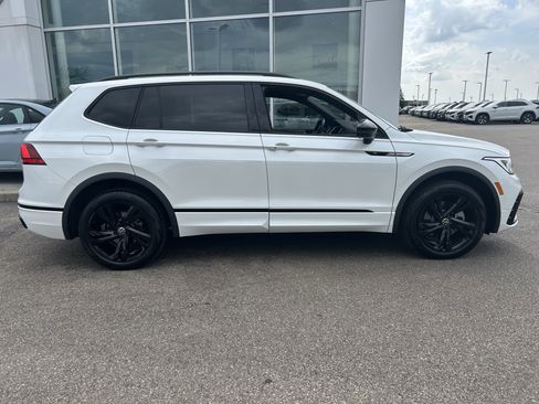 Certified 2024 Volkswagen Tiguan SE R-Line image 8