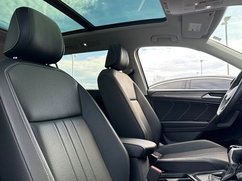 Used 2024 Volkswagen Tiguan SE image 31