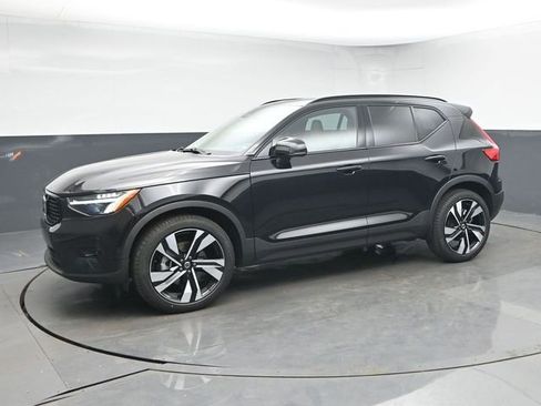 Used 2024 Volvo XC40 B5 Plus w/ Climate Package image 4