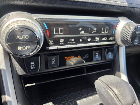 Used 2021 Toyota RAV4 XLE w/ Convenience Package AWD/4WD image 18