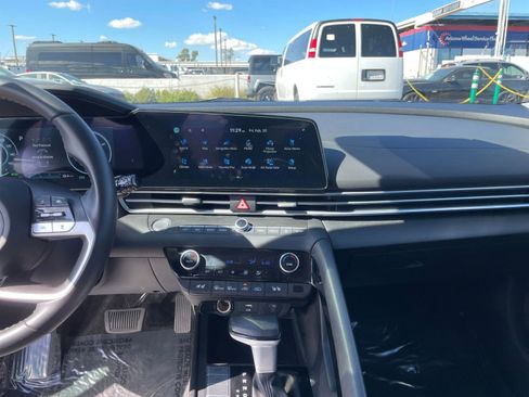 Used 2025 Hyundai Elantra Limited FWD image 17
