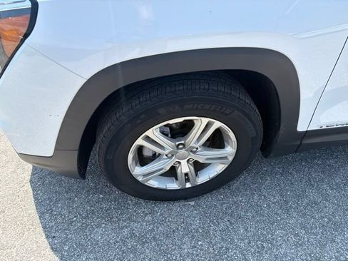 Used 2024 GMC Terrain SLE FWD image 2
