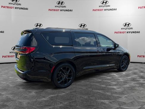 Used 2025 Chrysler Pacifica Limited FWD image 3