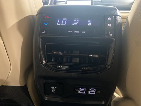 Used 2023 Jeep Grand Cherokee L Limited w/ Luxury Tech Group II AWD/4WD image 13
