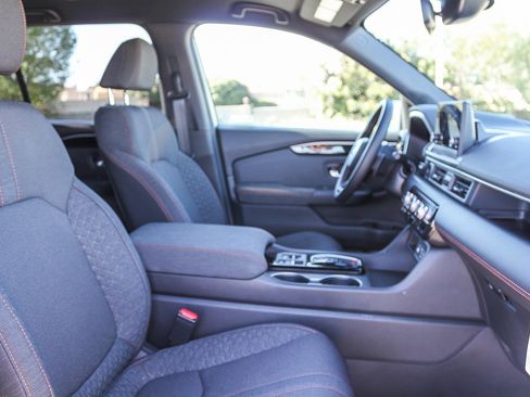 Used 2025 Honda Pilot Sport image 17