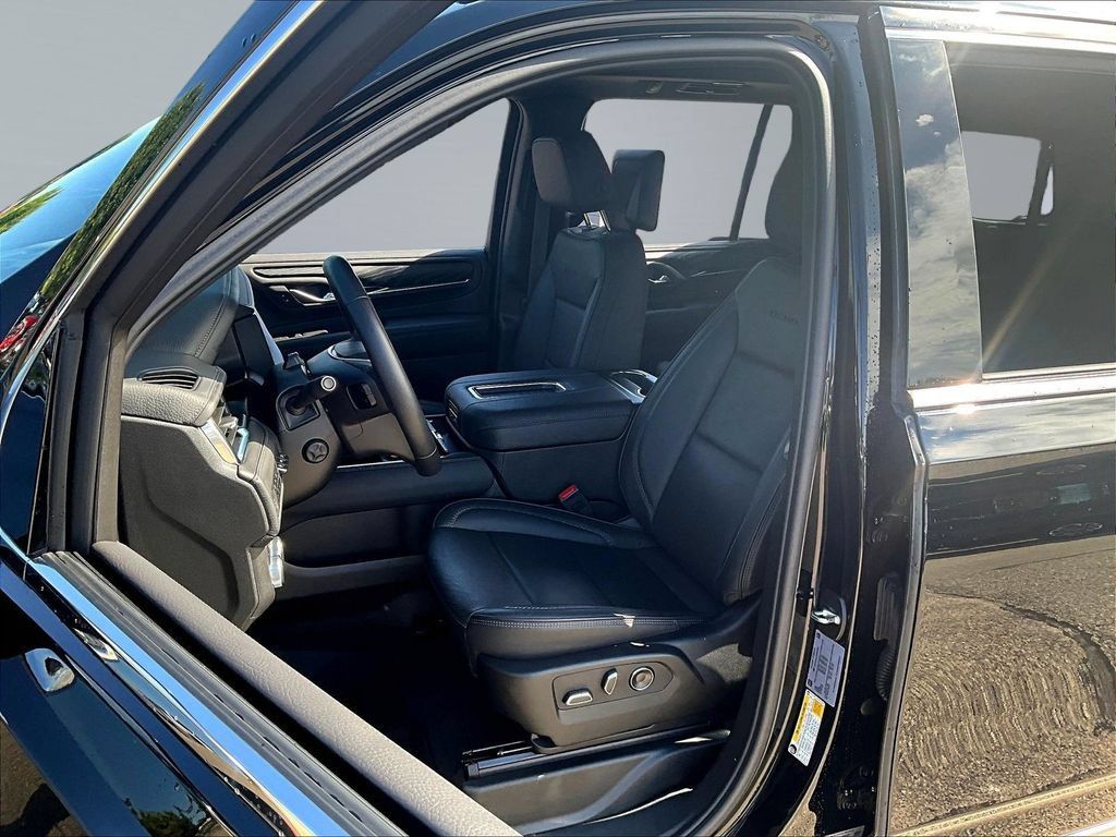 Used 2024 GMC Yukon Denali w/ Advanced Technology Package AWD/4WD image 23