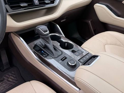 Used 2022 Toyota Highlander Platinum image 14