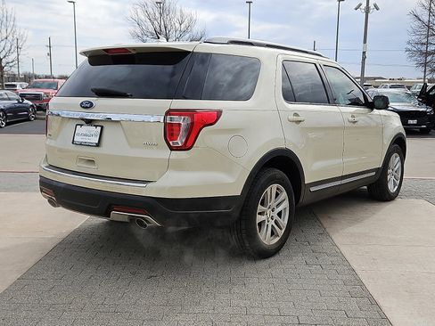 Used 2018 Ford Explorer XLT w/ Equipment Group 202A image 3