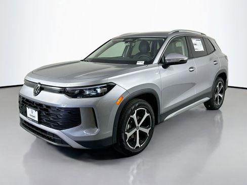Certified 2025 Volkswagen Tiguan SE image 3