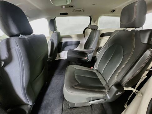 Used 2018 Chrysler Pacifica LX FWD image 22