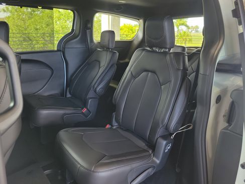 New 2026 Chrysler Pacifica Select FWD image 8