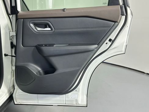 Used 2023 Nissan Rogue SV w/ SV Premium Package image 11