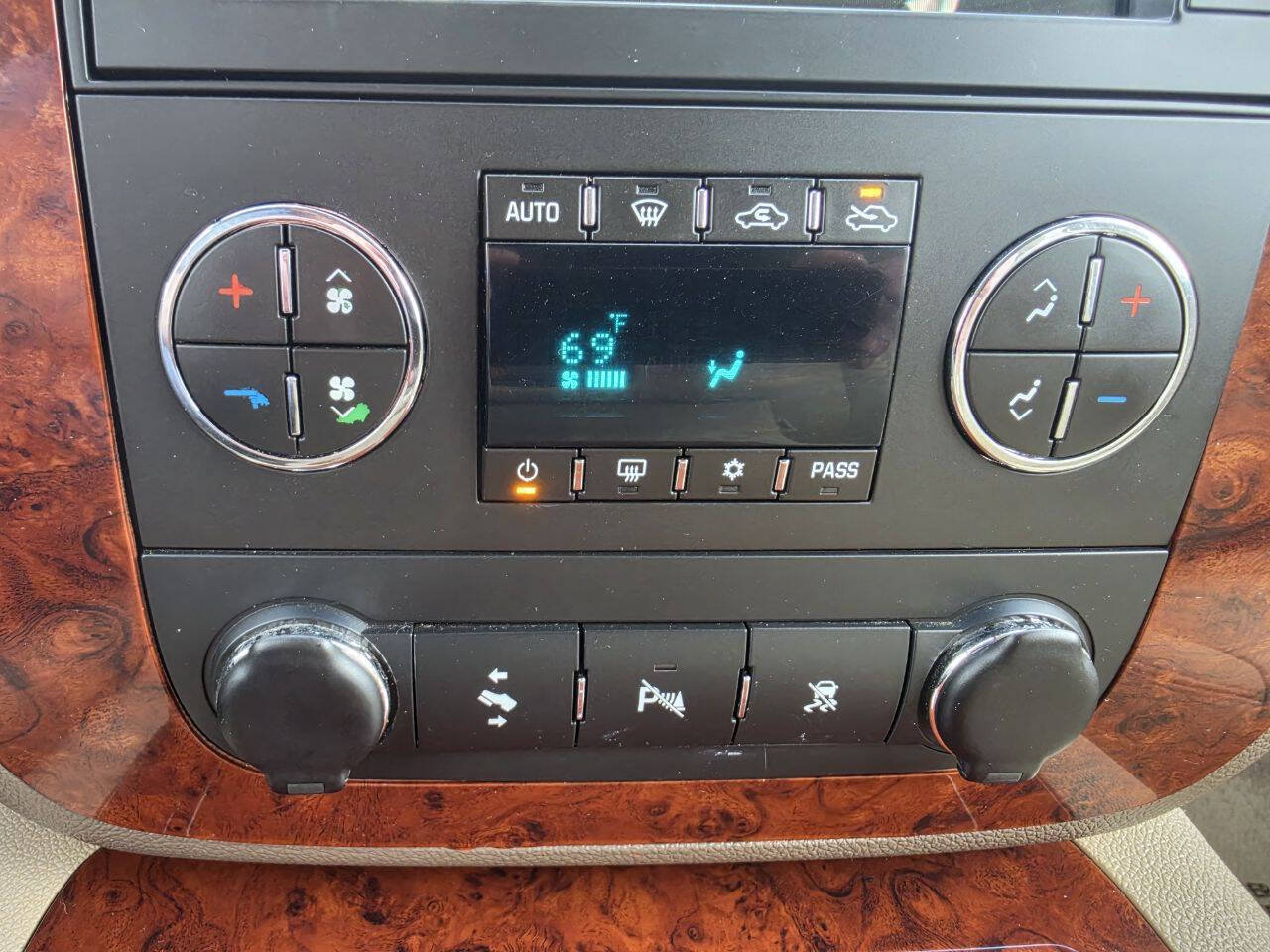 Used 2011 Chevrolet Avalanche LTZ AWD/4WD image 24