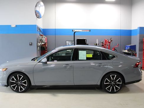Used 2023 Honda Accord Touring image 9