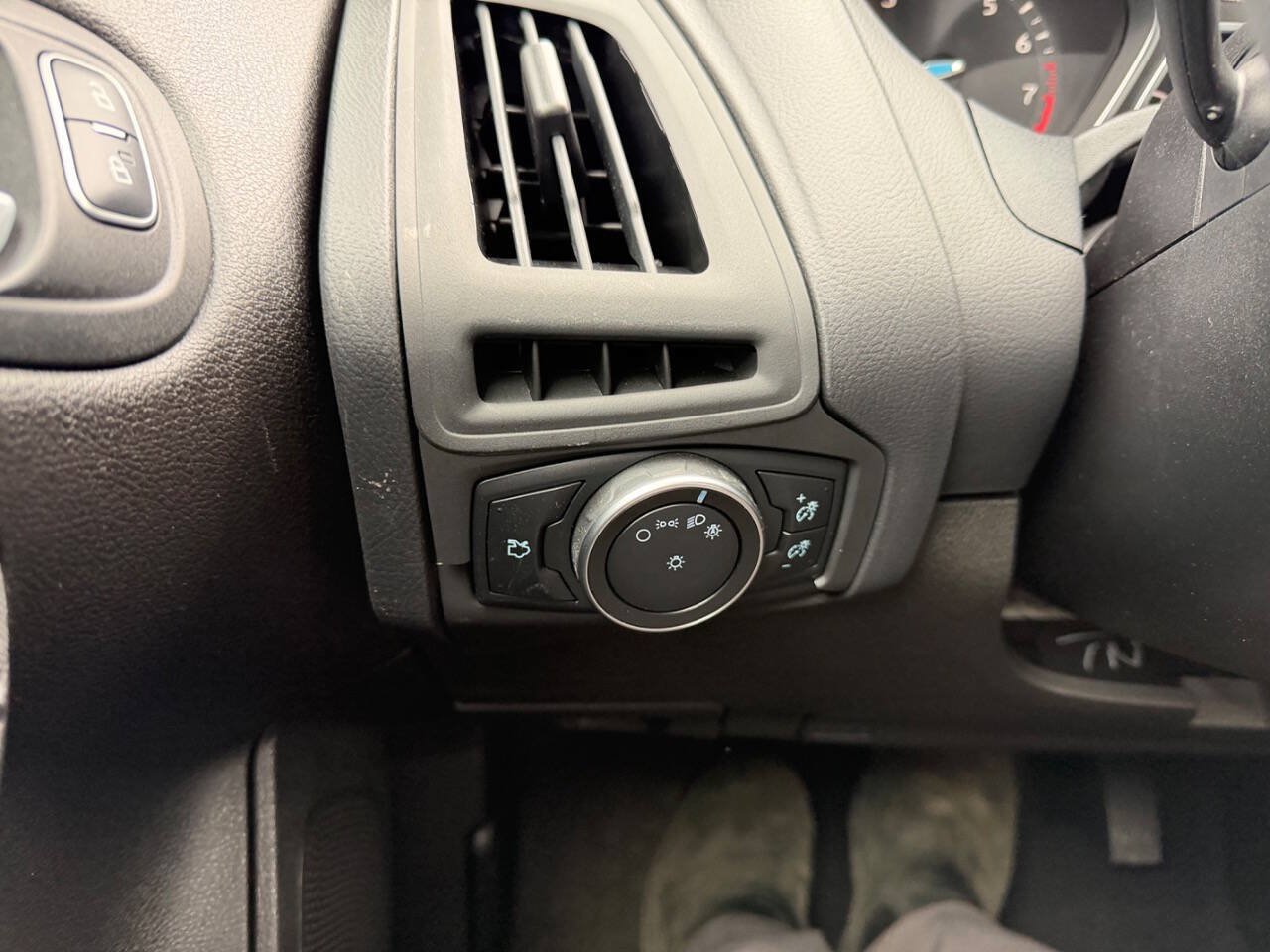 Used 2016 Ford Focus SE FWD image 16