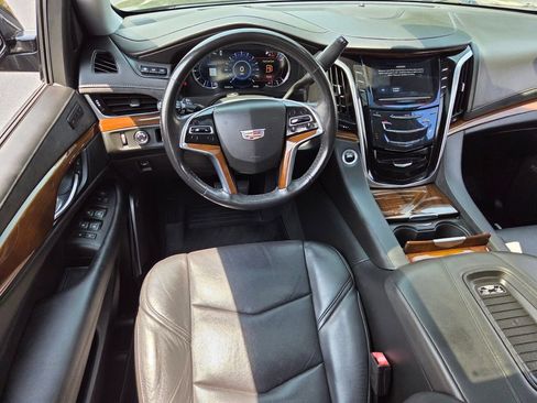 Used 2020 Cadillac Escalade Premium Luxury RWD image 5