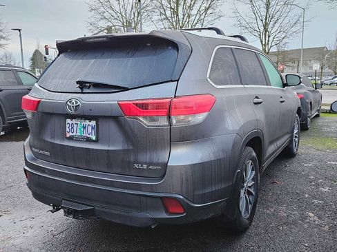 Used 2018 Toyota Highlander XLE image 2
