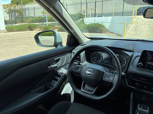 Used 2025 Nissan Rogue SV FWD image 31