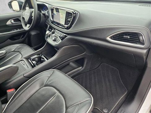 Used 2025 Chrysler Pacifica Limited image 24