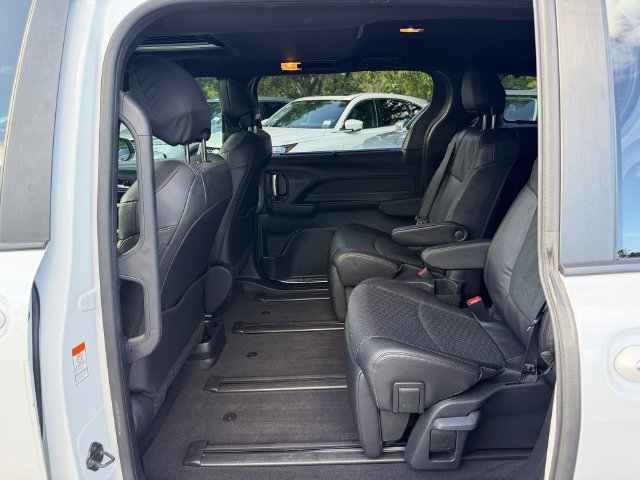 Used 2025 Toyota Sienna Limited FWD image 10
