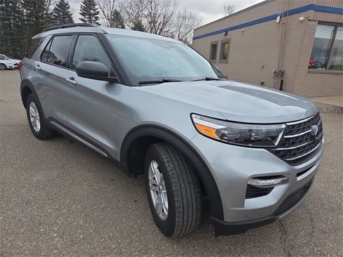 Certified 2022 Ford Explorer XLT w/ Equipment Group 202A image 3