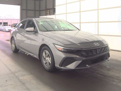 Used 2025 Hyundai Elantra SE FWD image 2