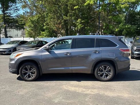 Used 2016 Toyota Highlander XLE AWD/4WD image 3