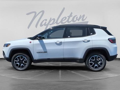 Used 2025 Jeep Compass Trailhawk AWD/4WD image 9