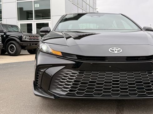 Used 2025 Toyota Camry SE image 8