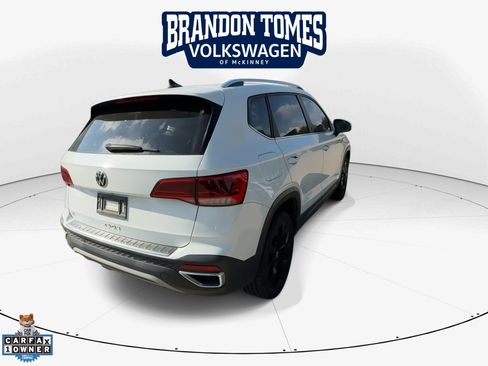 Used 2023 Volkswagen Taos SE w/ Panoramic Sunroof Package FWD image 8