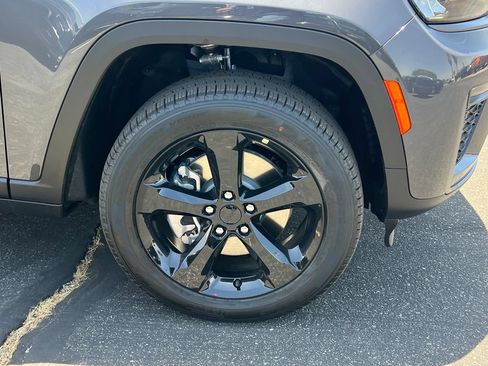 New 2026 Jeep Grand Cherokee L Limited w/ Limited Altitude Package AWD/4WD image 15