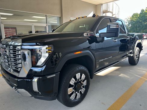 Used 2024 GMC Sierra 2500 Denali w/ Denali Reserve Package AWD/4WD image 3