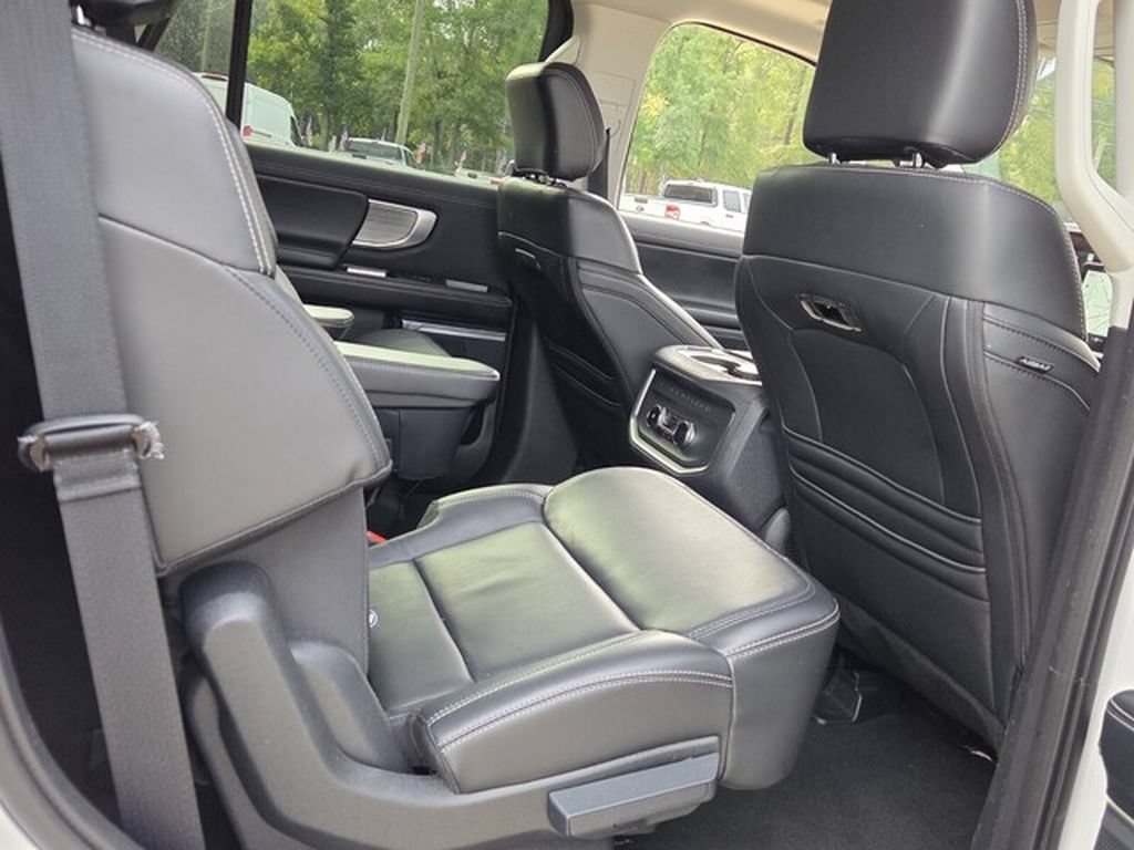 Used 2025 Ford Expedition Platinum AWD/4WD image 17