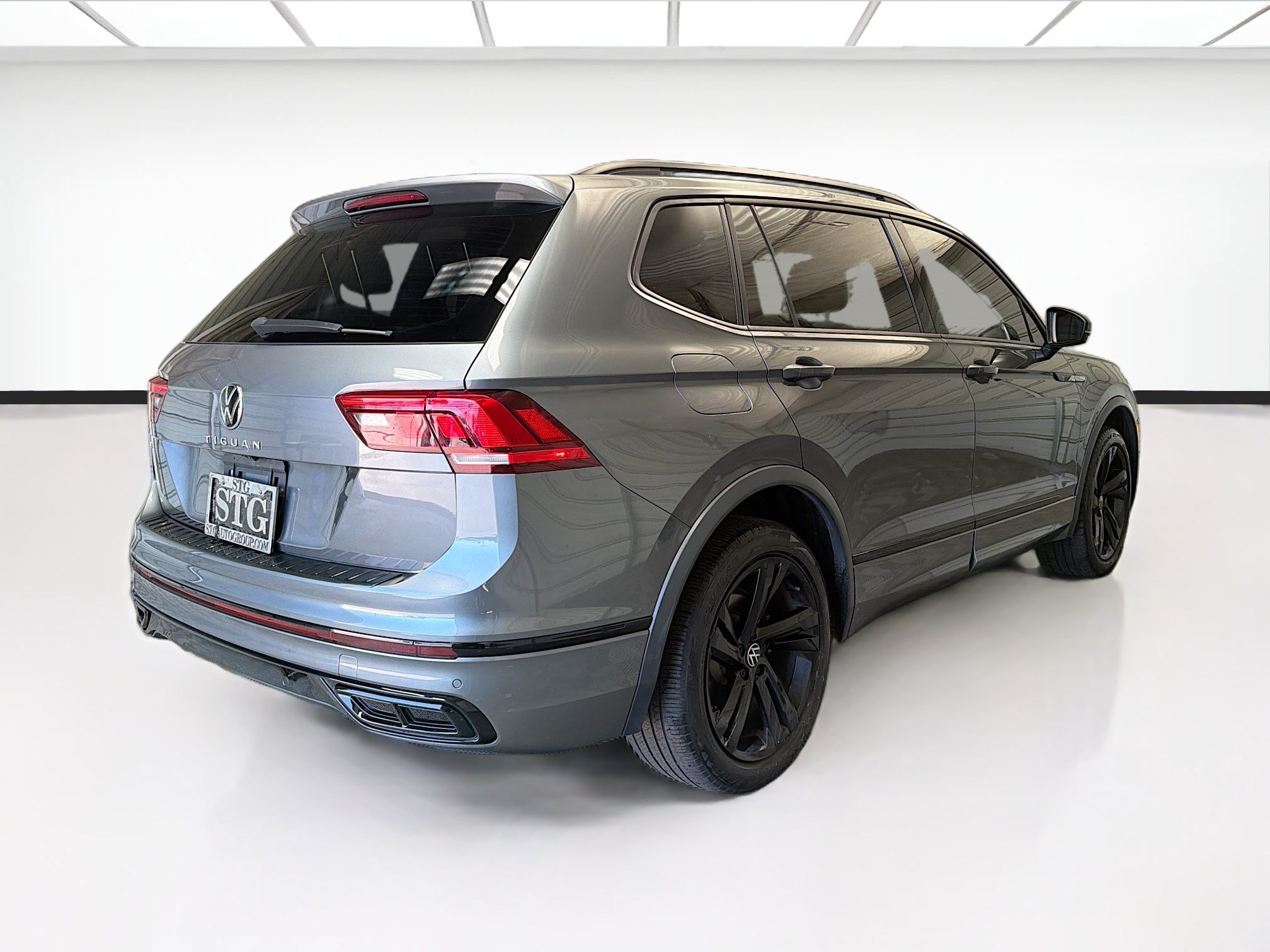Used 2023 Volkswagen Tiguan SE R-Line FWD image 4