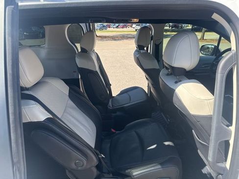 Used 2025 Toyota Sienna Limited image 16