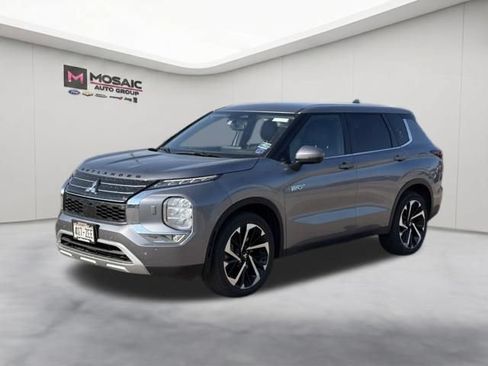 Used 2023 Mitsubishi Outlander 4WD Plug-In Hybrid image 4