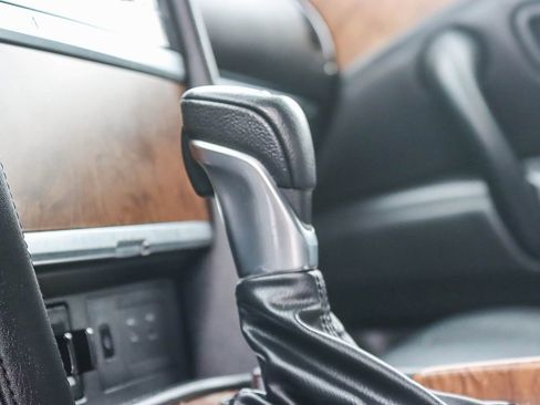 Used 2021 Nissan Armada SL w/ Captain's Chairs Package image 23