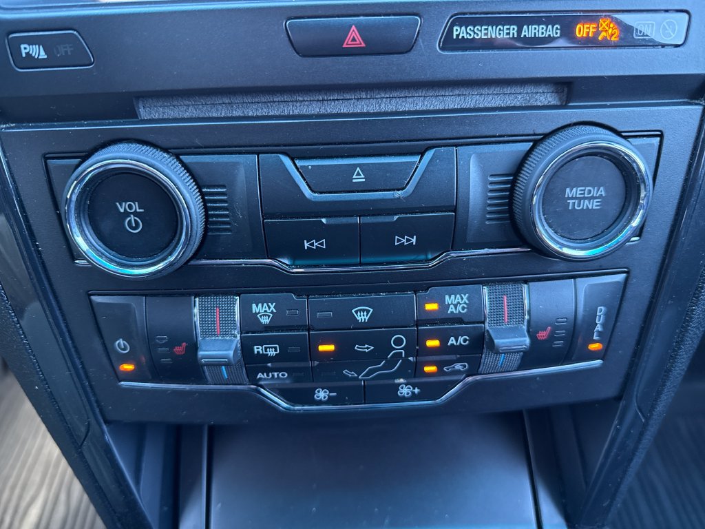Used 2017 Ford Explorer XLT w/ Equipment Group 202A AWD/4WD image 14