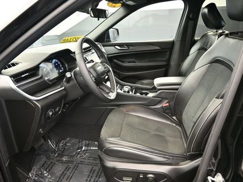 Used 2025 Jeep Grand Cherokee Altitude AWD/4WD image 12