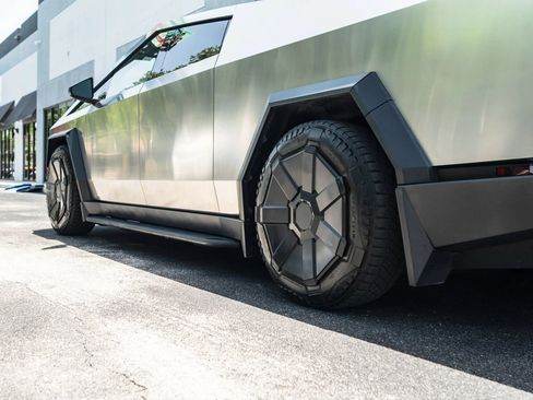 Used 2024 Tesla Cybertruck AWD Crew Cab image 7