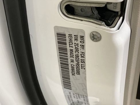 Used 2023 Chrysler Pacifica Touring-L image 28