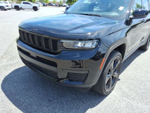 Used 2023 Jeep Grand Cherokee L Laredo AWD/4WD image 9