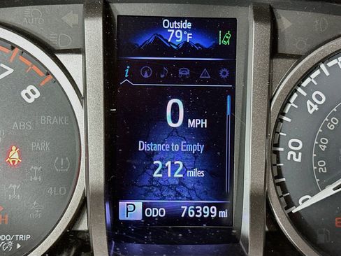 Used 2018 Toyota Tacoma SR5 RWD image 19