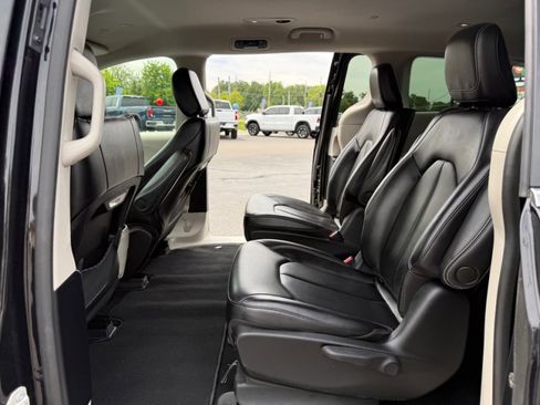 Used 2023 Chrysler Pacifica Touring-L FWD image 28