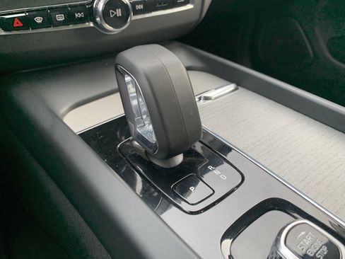 Used 2025 Volvo XC60 B5 Plus image 26