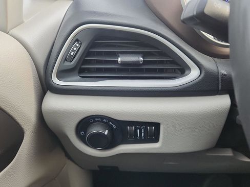 Used 2022 Chrysler Voyager LX image 19