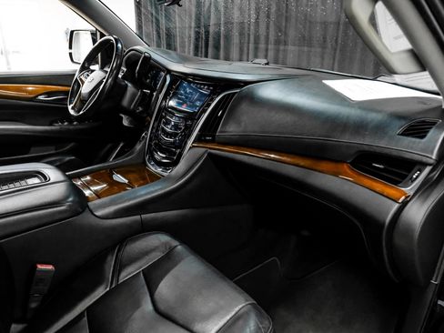 Used 2020 Cadillac Escalade ESV Luxury RWD image 15