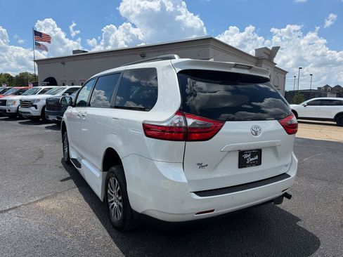 Used 2020 Toyota Sienna XLE w/ XLE Navigation Package FWD image 8