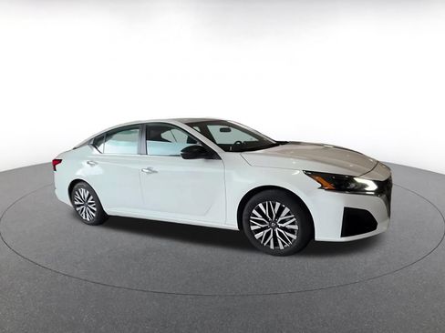 Used 2025 Nissan Altima 2.5 SV FWD image 2