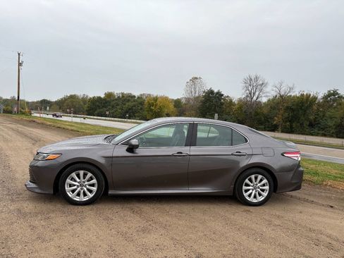 Used 2018 Toyota Camry LE image 6